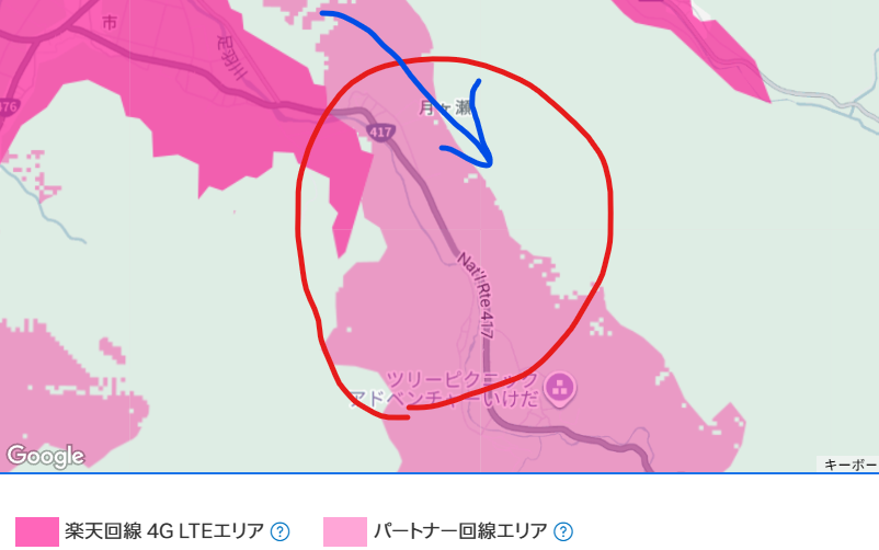 楽天モバイルのエリアマップ画像、赤丸で囲まれた池田町ツリーピクニックアドベンチャー周辺は濃いピンクの楽天回線エリアに含まれ、青矢印で指し示されており山間部でも楽天自社回線の4G LTEが利用可能であることを示す表示