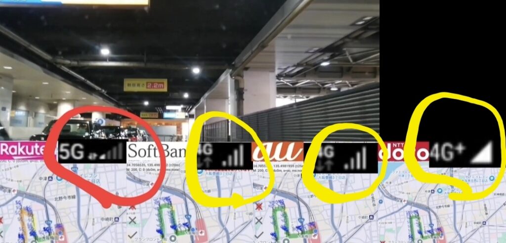 商業施設の立体駐車場内で、楽天モバイル・LINEMO(ソフトバンク回線)・povo2.0(au回線)・日本通信SIM(ドコモ回線)の電波強度を比較した画像。楽天モバイルは電波ピクトが1本のみになっているのに対し、他3社の電波ピクトは4本バリバリ立っているので、屋内環境での各社の電波差がわかる構成になっている。
