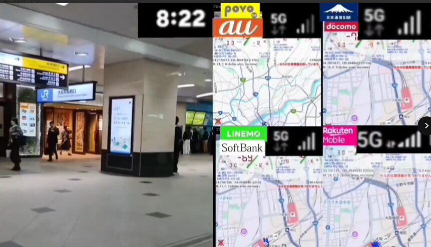 大阪駅桜橋口付近の通路を撮影した画像。左側にはJRの案内板と店舗入口が見え、朝の8時22分を示す時計表示が上部にある。右側には4つのスマホ回線の電波マップ画面が並び、上段にpovo2.0(au回線)と日本通信SIM(ドコモ回線)、下段にLINEMO(ソフトバンク回線)と楽天モバイルの電波状況が表示されている。それぞれのマップには受信電波の強弱を示すバーと、駅周辺の位置情報が描かれている。
