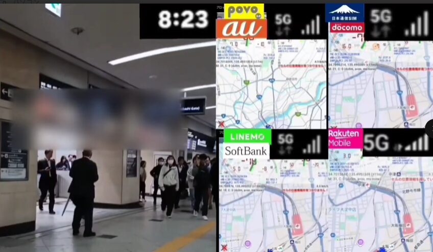 大阪駅桜橋口の改札前を撮影した画像。朝の8時23分を示す時計表示が上部にある。右側には4つのスマホ回線の電波マップ画面が並び、上段にpovo2.0(au回線)と日本通信SIM(ドコモ回線)、下段にLINEMO(ソフトバンク回線)と楽天モバイルの電波状況が表示されている。それぞれのマップには受信電波の強弱を示すバーと、駅周辺の位置情報が描かれている。