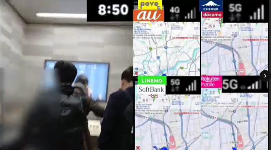JR大阪駅構内で案内ディスプレイ前に人が集まる様子と、右側に並んだ4回線の電波マップ画面を組み合わせた画像。時刻は8時50分で、povo2.0、日本通信SIM、LINEMO、楽天モバイルの地図と電波強度がそれぞれ表示されている。