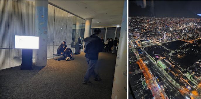 ハルカス300展望台の室内フロアの様子と、そこから見下ろした大阪の夜景。左側はソファでくつろぐ人たちや展示スクリーンがある落ち着いた空間で、柱や壁にはキャラクターの装飾が施されている。右側は窓から広がる圧巻の夜景で、ビル群の光や道路のオレンジのライトが網目状に広がり、大阪の街全体がクリアに見える眺望写真。