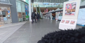 JR福井駅横の商業施設「ハピリン」1階、屋外広場からエスカレーター方面を望む風景。周辺にはイベントの案内板やテントが並び、人通りがある開けた空間です。この開放的な地点で実施した平日12:33の計測では、障害物が少ないためかpovo 2.0やahamoが370Mbpsという非常に高い数値を記録しました。一方で、回線が混雑するお昼どきのため、日本通信SIMが0.8Mbps、IIJmioが1.1Mbpsと、格安SIM勢にとっては通信環境の厳しさが実測データとして顕著に表れた調査ポイントです。